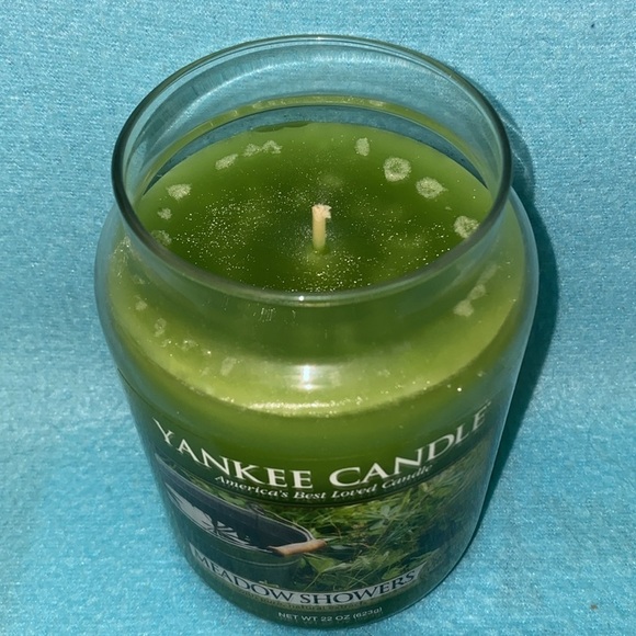 YANKEE Meadow Showers 22 oz. CANDLE RARE SCENT - Picture 4 of 6